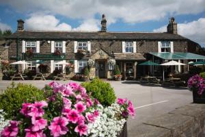 een groot bakstenen gebouw met bloemen ervoor bij Busfeild Arms in Keighley