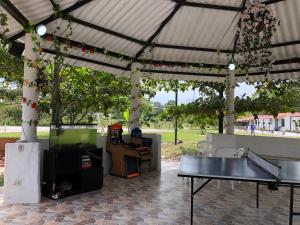 Stolní tenis v ubytování Cabañas Villa Juanes nebo okolí