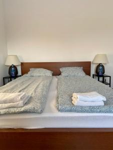 A bed or beds in a room at Prywatne apartamenty z widokiem na Port lub Zamek Krzyżacki