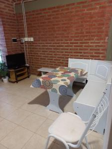 una mesa y una silla en una habitación en Complejo Soliera en Playa Unión