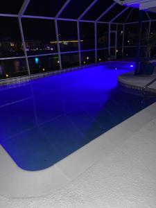 uma piscina à noite com vista para a cidade em Punta Gorda Isles Haven em Punta Gorda