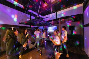 un grupo de personas bailando en una habitación con luces en Sameya - Vacation STAY 80909v, en Sumoto