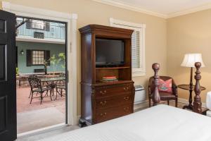 een slaapkamer met een tv op een dressoir en een bed bij Indigo Inn in Charleston