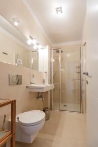 La salle de bains est pourvue d'une douche, de toilettes et d'un lavabo. dans l'établissement Apartment Breze, à Split