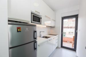 uma cozinha com um frigorífico de aço inoxidável e um lavatório em Apartment Breze em Split