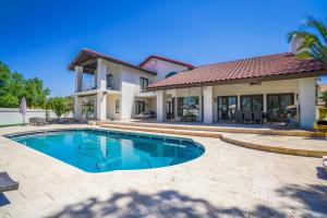 休闲世界Casa Arboleda的一栋房子前面有游泳池