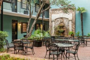 a patio area with chairs, tables and umbrellas at Indigo Inn in Charleston