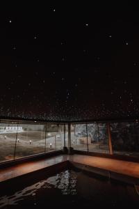 a room with a large window and a black ceiling at Böden Hotel & Spa by AKEN Soul in Villa General Belgrano