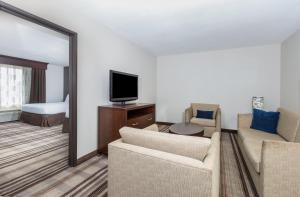 Зона вітальні в Holiday Inn Express San Diego - Sea World Area, an IHG Hotel