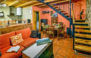 een woonkamer met een oranje bank en een keuken bij 2 Bedroom Nice Home In Benllera in Benllera