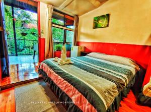 En eller flere senger på et rom på Cabinas El Pueblo B&B Monteverde