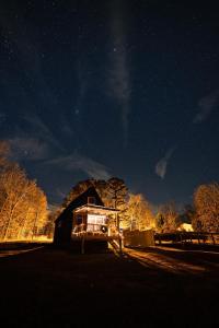 Nate’s Cabin في فورت باين: حظيرة في الليل مع النجوم في السماء