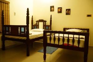 TANJORE INN客房内的一张或多张床位