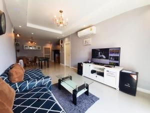 TV a/nebo společenská místnost v ubytování Ponly Pool Villa Huahin 4 Bedroom With BBQ Facilities & Karaoke For 8-25 Pax