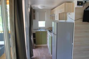 Kuchyň nebo kuchyňský kout v ubytování Mobile Homes Chinto