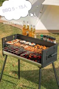 a barbecue grill with bottles of beer and other foods at 宝栄 villas lakeside in Fujikawaguchiko