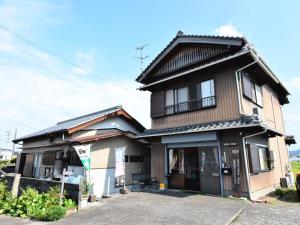 土佐市にあるはるのゲストハウスの黒屋根茶色の家