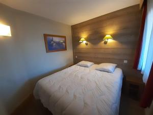Łóżko lub łóżka w pokoju w obiekcie Appartement La Tania, 2 pièces, 5 personnes - FR-1-513-82
