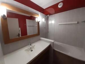 Ein Badezimmer in der Unterkunft Appartement La Tania, 2 pièces, 5 personnes - FR-1-513-82