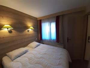 Łóżko lub łóżka w pokoju w obiekcie Appartement La Tania, 2 pièces, 5 personnes - FR-1-513-82