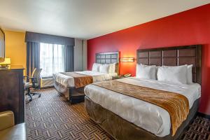 Un pat sau paturi într-o cameră la Astoria Hotel & Suites - Glendive