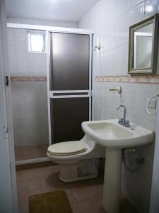 uma casa de banho com um WC e um lavatório em Departamentos - Cabañas Sias em Creel