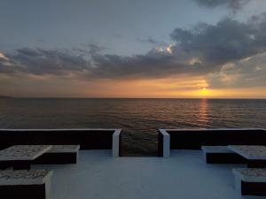 uma vista para o oceano ao pôr-do-sol a partir de um navio de cruzeiro em Olana Bed and Breakfast em Labrador