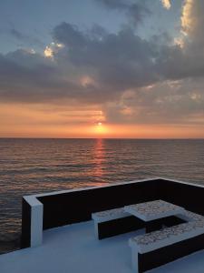 Labrador的住宿－奧拉納住宿加早餐旅館，日落时分在船上欣赏海景