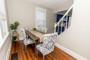 Photo de la galerie de l'établissement Cozy Riverfront Bungalow with Stunning Views, à Covington