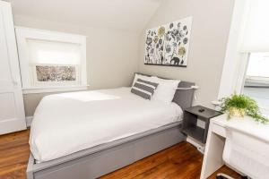 Легло или легла в стая в Cozy Riverfront Bungalow with Stunning Views