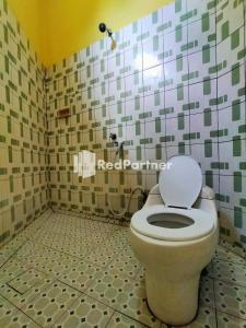 Vonios kambarys apgyvendinimo įstaigoje Hotel Hing Amimah Mitra RedDoorz