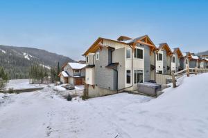 Zola Retreat- RARE Luxury Ski in/out *Hot tub, BBQ, Double heated garage* през зимата