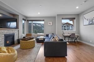 ein Wohnzimmer mit einem Sofa und einem Kamin in der Unterkunft Zola Retreat- RARE Luxury Ski in/out *Hot tub, BBQ, Double heated garage* in Sun Peaks