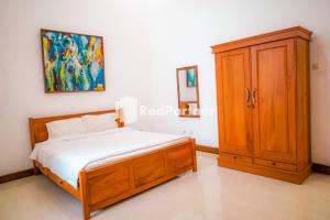 Cama ou camas em um quarto em RedDoorz at Daffi Araya