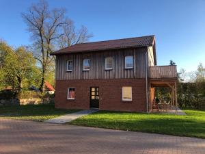 een stenen huis met een gambrel dak bij Farm-Chalet Renzow in Renzow