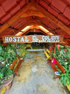 un edificio con un letrero que lee hospital colibel coliseum en HOSTAL EL COLIBRI, en Puyo