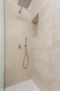 a shower with a shower head in a bathroom at Apartamento de Lujo en Logroño Centro in Logroño