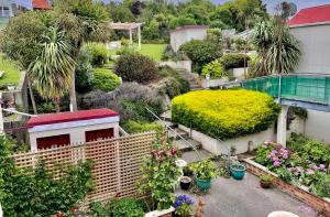 - une vue aérienne sur un jardin agrémenté de fleurs et de plantes dans l'établissement The Whitestone, à Oamaru