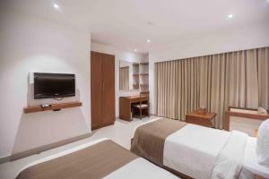 TV a/nebo společenská místnost v ubytování Hotel Niya Regency