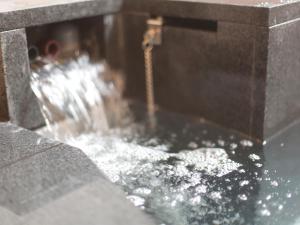 una fontana con acqua che esce da lì di Tateyama Kurobe Alpine Route Senjuso 立山黒部アルペンルート千寿荘 a Tateyama