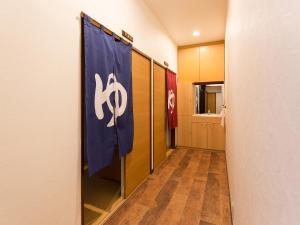 un corridoio con bandiera blu in un edificio di Tateyama Kurobe Alpine Route Senjuso 立山黒部アルペンルート千寿荘 a Tateyama