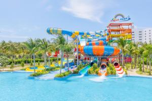 - un parc aquatique dans un complexe avec toboggan dans l'établissement Selectum Noa Resort Cam Ranh, à Cam Ranh