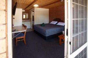 Un pat sau paturi într-o cameră la Foundry Palms Motel