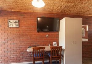 TV a/nebo společenská místnost v ubytování Foundry Palms Motel