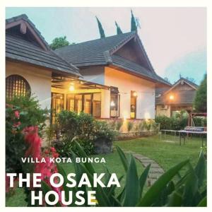una copertina del libro della casa Oska di Osaka House Villa Kota Bunga by Citrus House a Cikundul