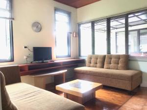 un soggiorno con divano e tavolo di Osaka House Villa Kota Bunga by Citrus House a Cikundul