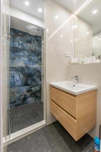 a bathroom with a sink and a shower at Комплекс апартаментов МОРЕ in Vladivostok