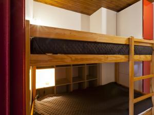 een slaapkamer met 2 stapelbedden in een kamer bij Studio Brides-les-Bains, 1 pièce, 4 personnes - FR-1-512-3 in Brides-les-Bains