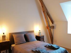 ein Schlafzimmer mit einem Bett mit zwei Handtüchern darauf in der Unterkunft Gîte Ainay-le-Vieil, 5 pièces, 8 personnes - FR-1-586-15 in Ainay-le-Vieil