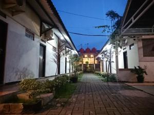 przejście między dwoma budynkami w nocy w obiekcie Hotel 41 Maribaya w mieście Tegal